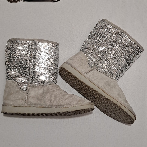 Soda FAUX FUR GRAY SILVER SEQUIN BOOTS - Picture 1 of 11